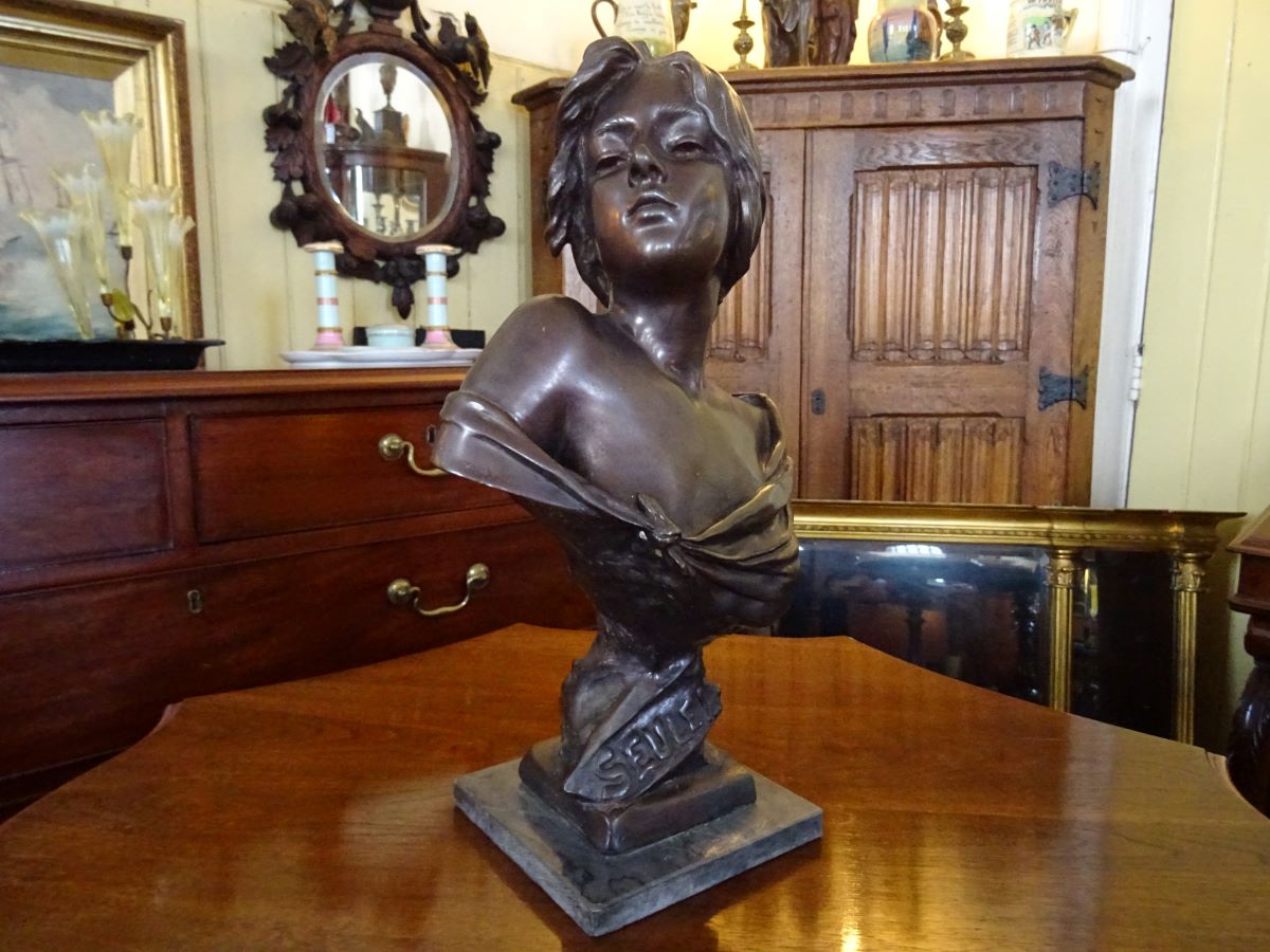 E Villanis, Bronze of a woman